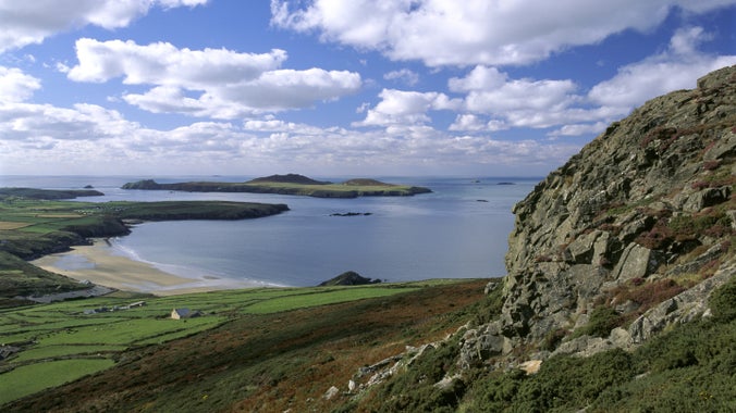 Yr olygfa o Garn Llidi dros Fae Porth Mawr, Sir Benfro, Cymru, gydag Ynys Dewi yn y pellter.